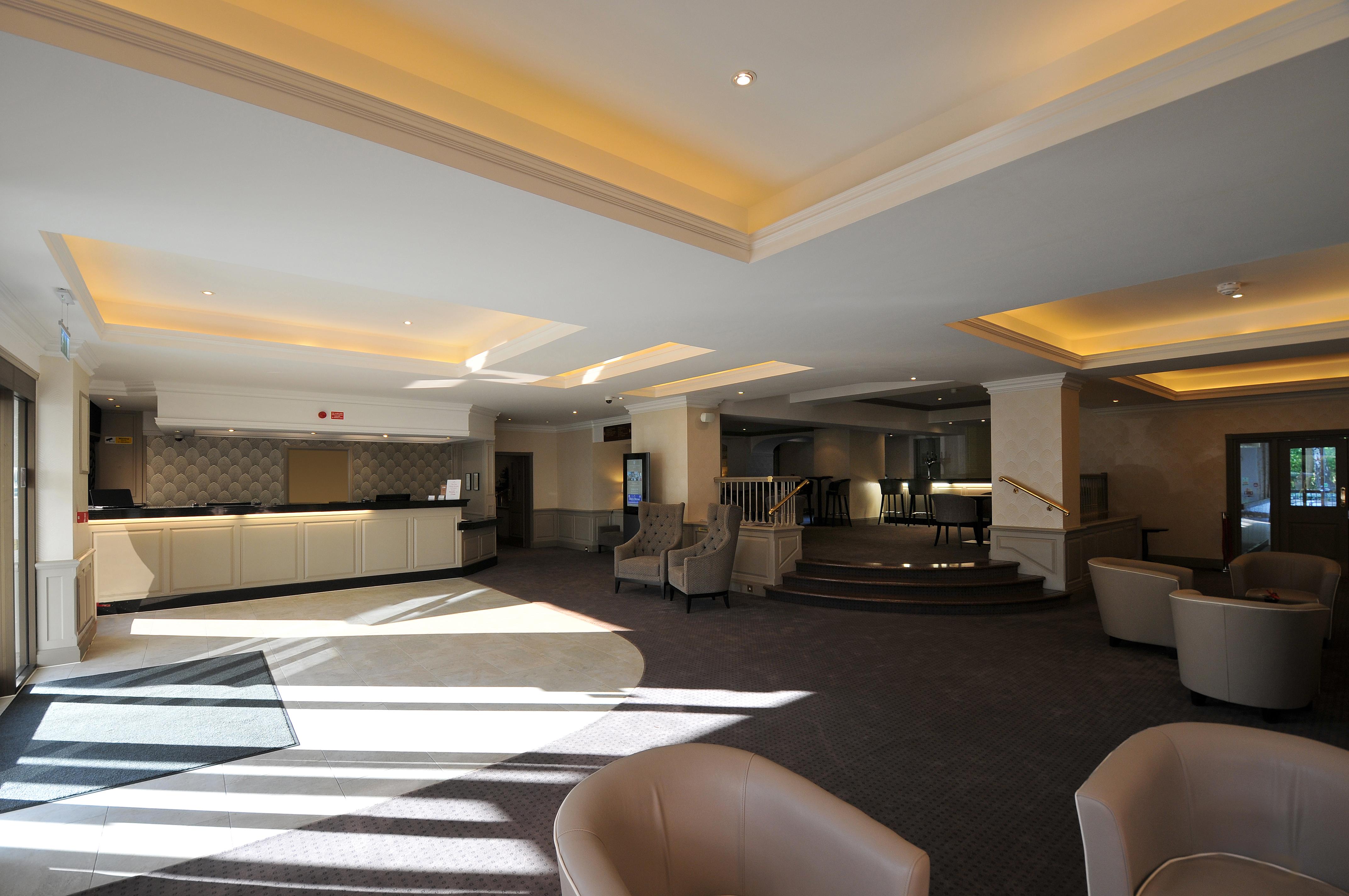 Bromley Court Hotel London Exteriör bild