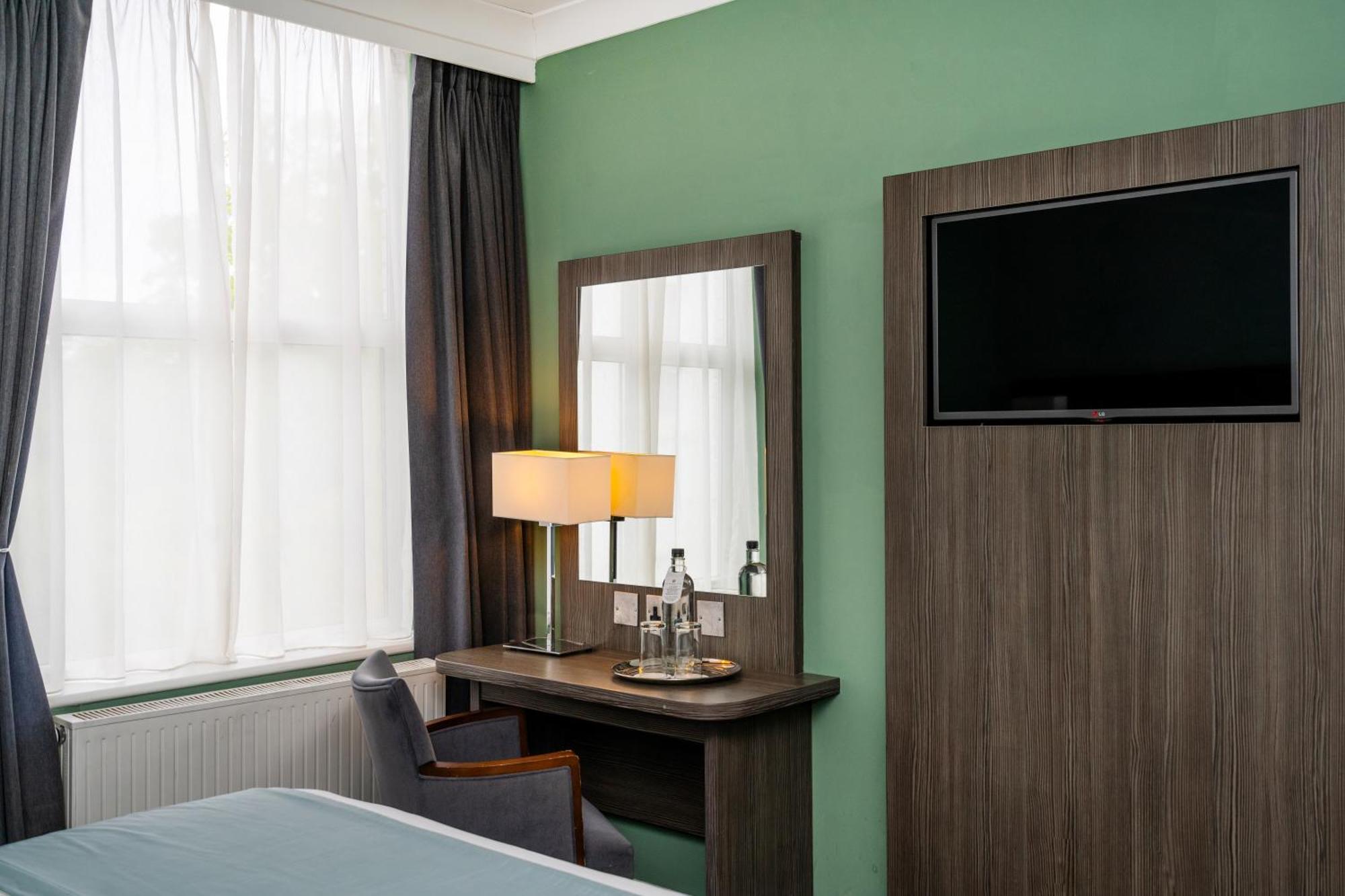 Bromley Court Hotel London Exteriör bild